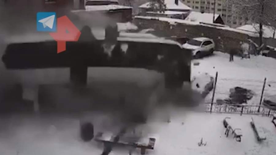 Published footage of an accident with a bus in one of the courtyards of Saratov