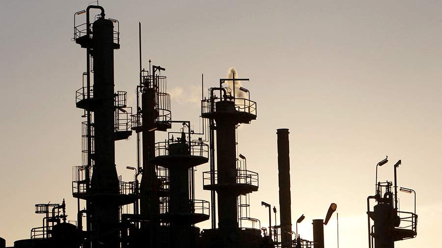 Oil prices began to fall before the New Year
