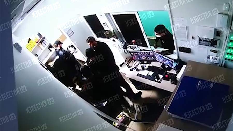A man who threatened the guards of the Metropolis shopping center with a grenade was detained