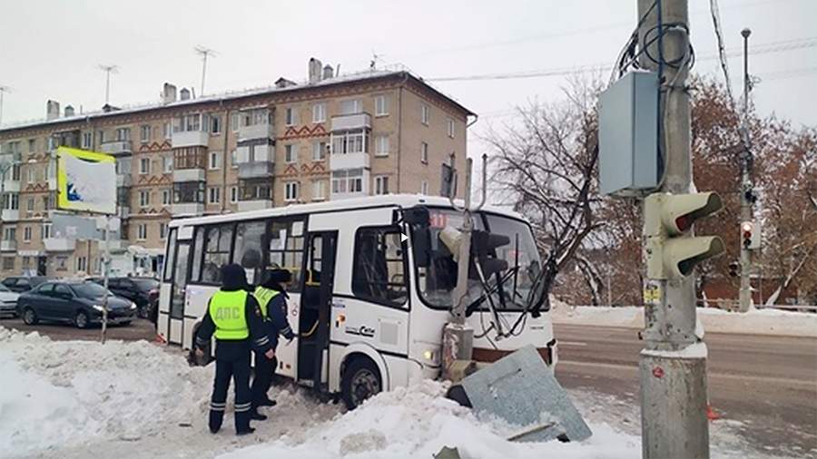Ten people were injured in an accident with a bus in the Sverdlovsk region