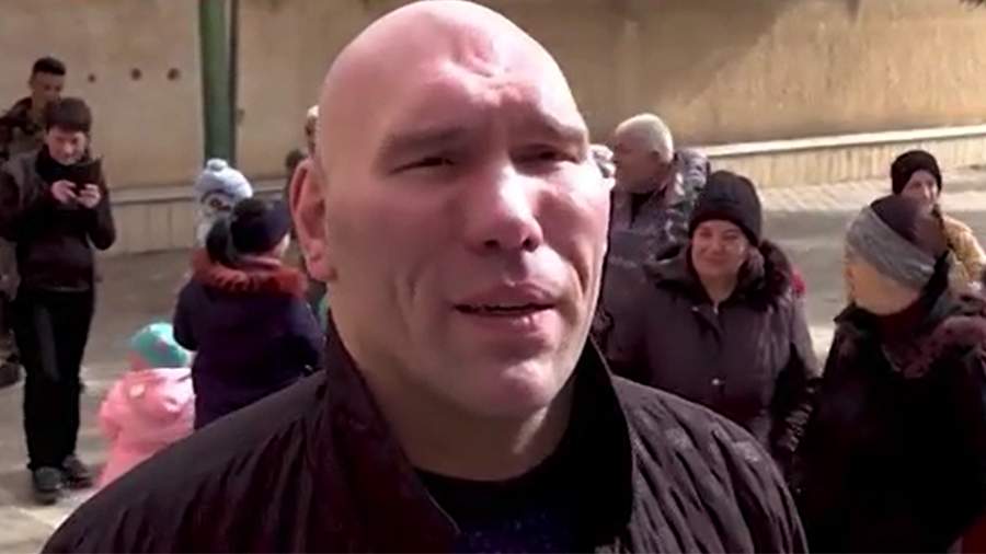 Valuev played the role of Santa Claus at a holiday for Syrian children