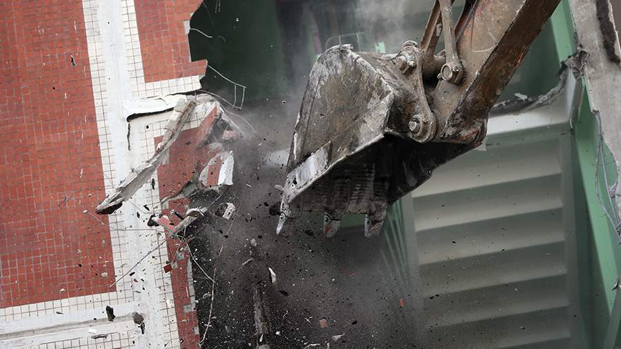 One person died in a collapse during the demolition of a building in Tuva
