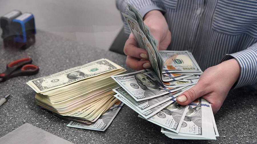 The broker named the best time to buy rubles