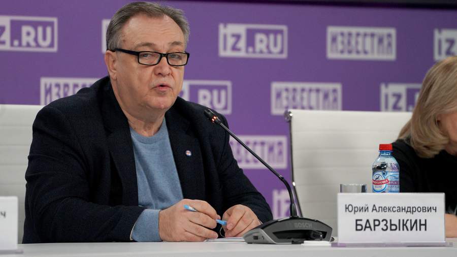 The Izvestia MIC is discussing the plans of the Russians for the New Year holidays.  Broadcast