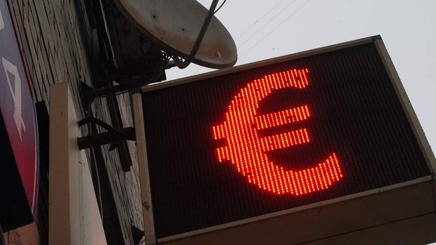 The euro rate rose to 84 rubles for the first time since December 7