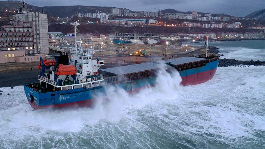 The crew of the dry-cargo ship grounded on Sakhalin began to evacuate
