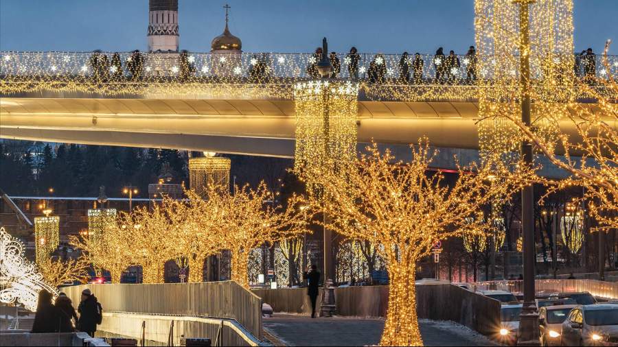 Festive lighting turned on on the streets of Moscow