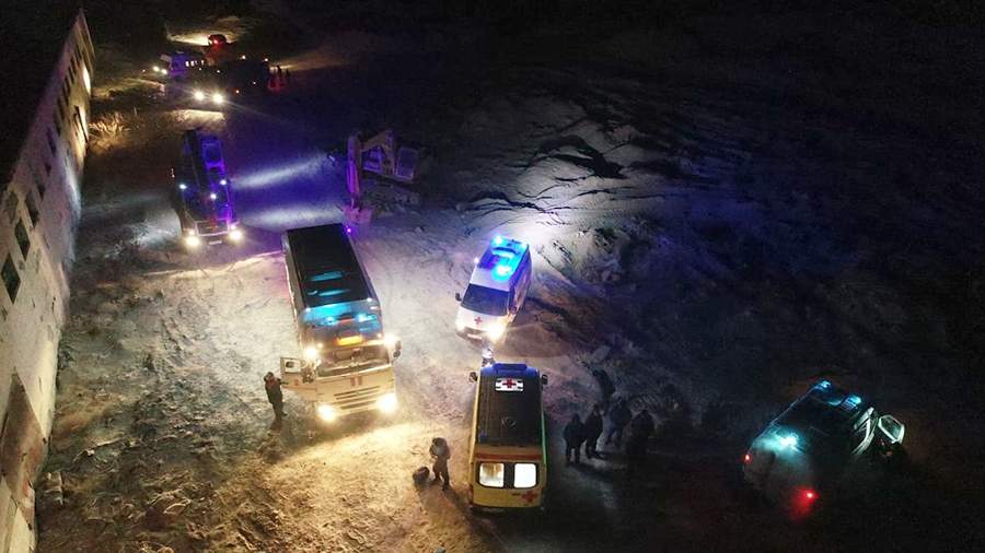 Rescuers spent more than nine hours looking for a worker who fell under the rubble in Tyva