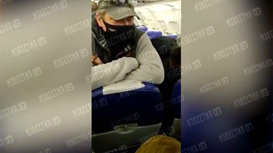 Details of the rescue of a bleeding man on an airplane have emerged