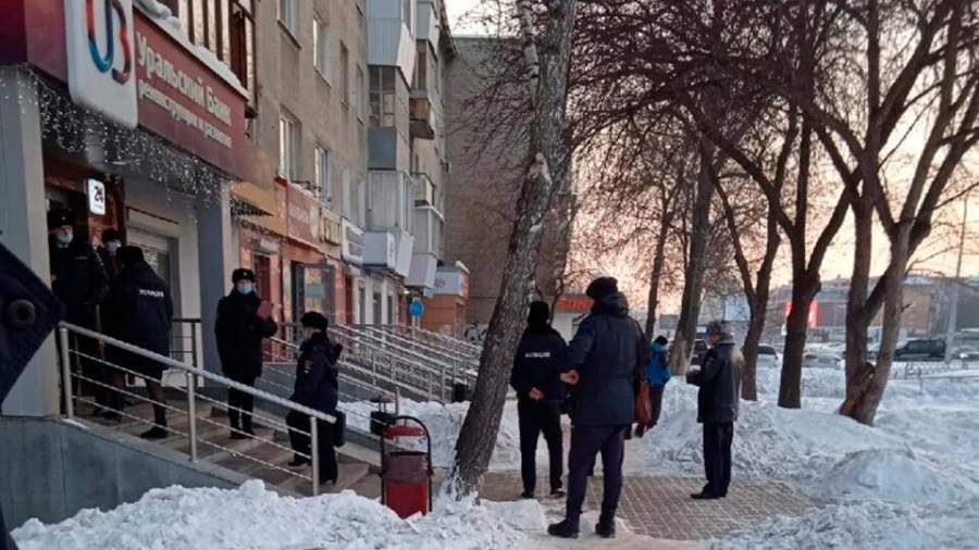Two armed men robbed a bank in Yekaterinburg
