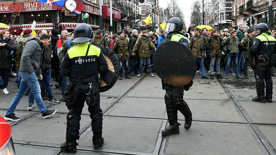 Clashes between police and protesters in Amsterdam