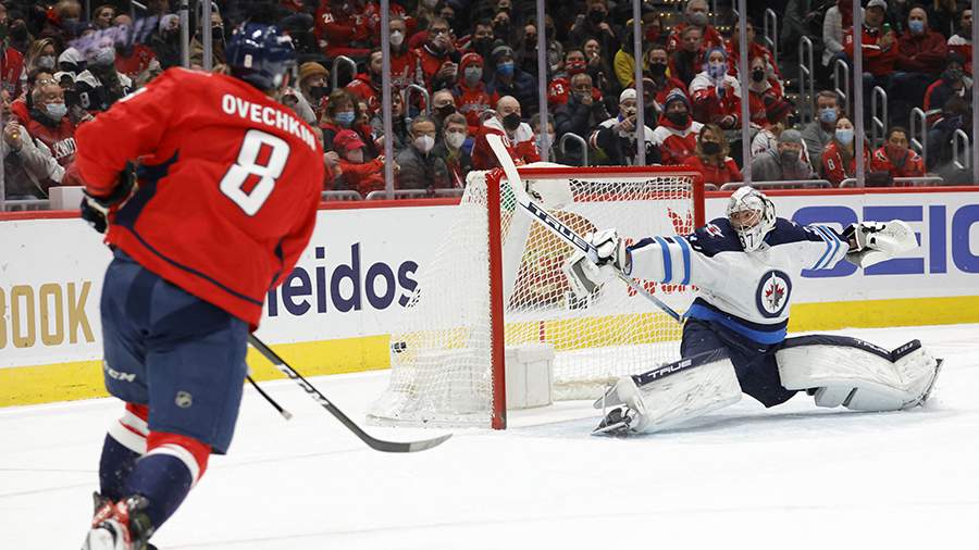 Ovechkin tops all-time NHL scoring list