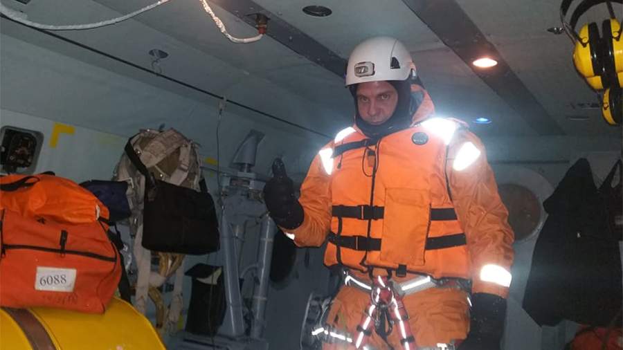The crew of the ship “Grigory Lovtsov” was evacuated by the helicopter of the Ministry of Emergency Situations