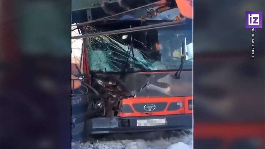 A woman was injured in a collision between a truck crane and a bus in Khabarovsk