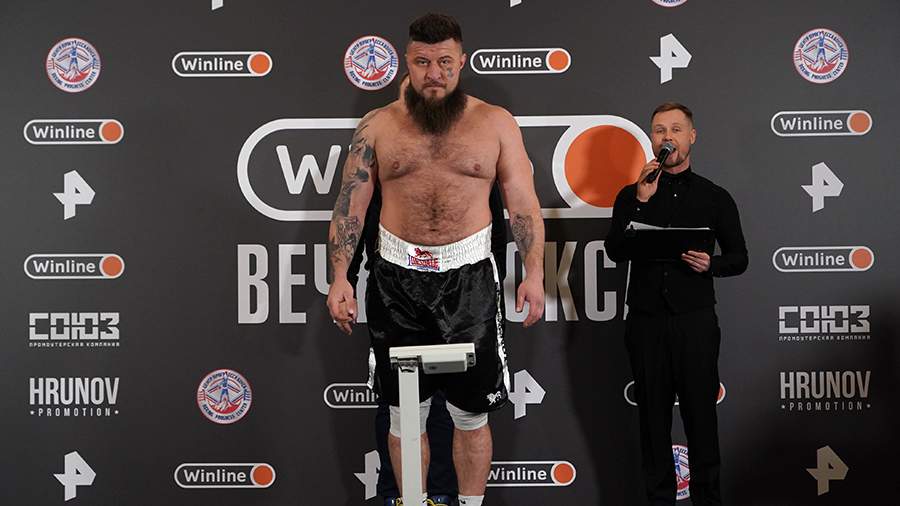 Maxim “Ax” Shcherbakov read a poem before the “Evening of Boxing”