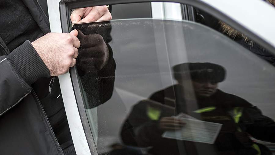 The traffic police reminded about the dangers of excessive tinting of the car