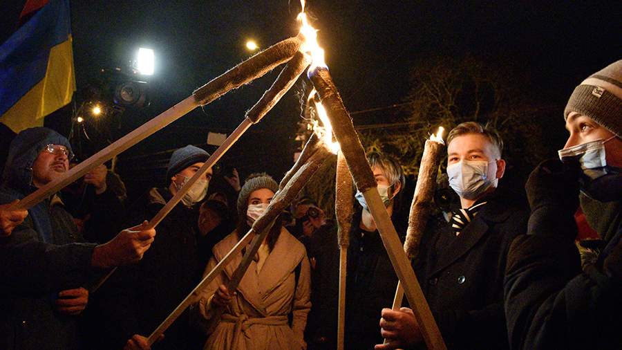 Torchlight procession in honor of Bandera ends at Zelensky’s office