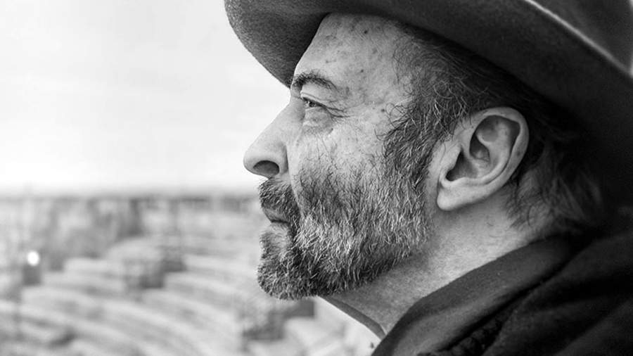 Famous photographer René Robert froze to death in the center of Paris