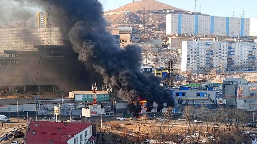 A large fire broke out in a pavilion near the market in Vladivostok