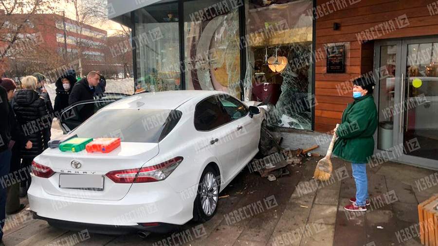Car rammed a store in Moscow