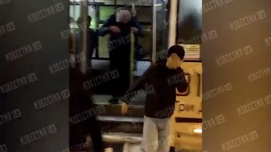 In Yekaterinburg, teenagers beat a woman and her daughter at a bus stop