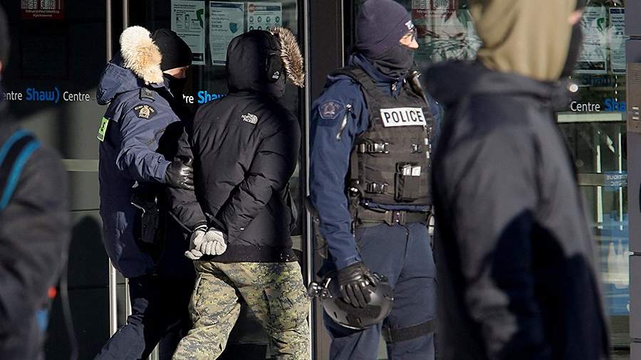 Canadian police arrest more than 100 protesters in Ottawa