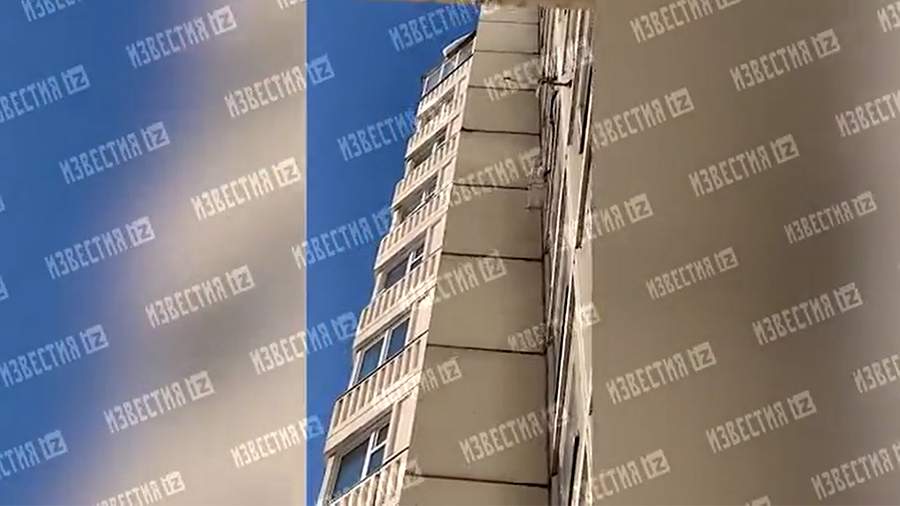 Residents of Khimki showed a block of ice hanging over the sidewalk