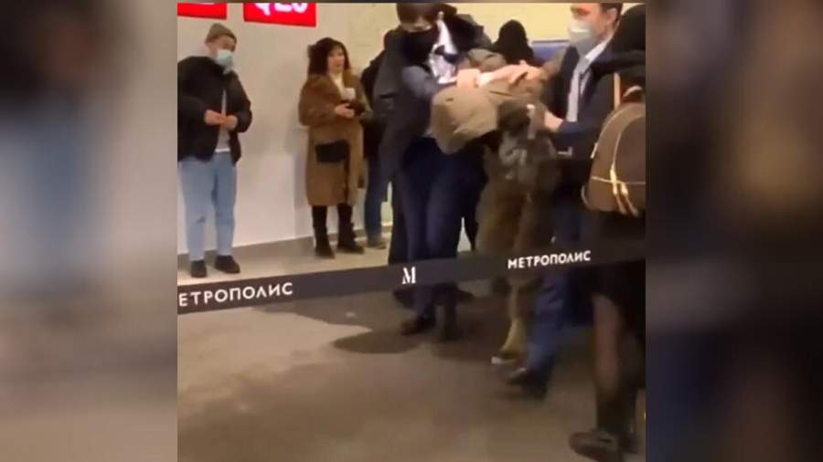 Security in a shopping center in Moscow tied up a man who refused to put on a mask