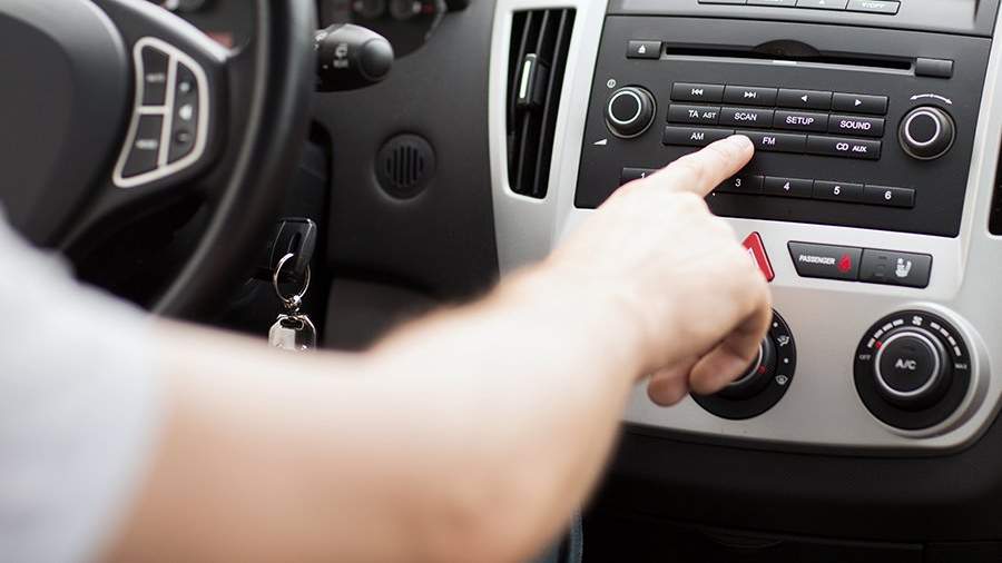 Named the proportion of Russians listening to music in the car