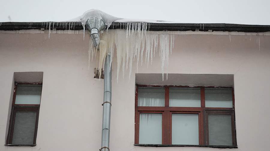 A one-year-old child was injured in the collapse of ice from a roof in the suburbs