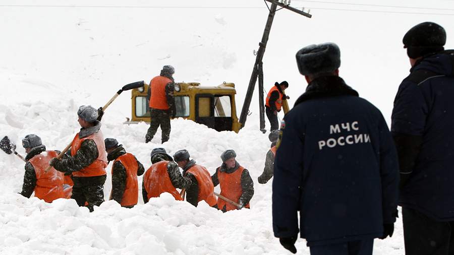 Two workers pulled alive from an avalanche on Sakhalin