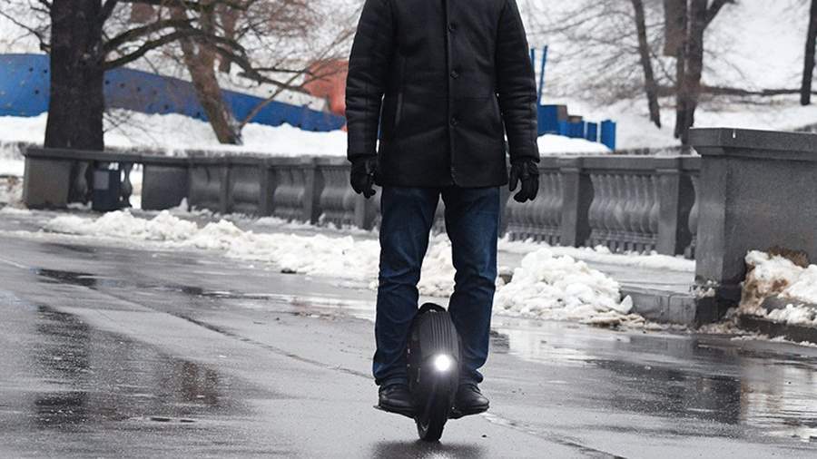 The traffic police spoke about the dangers of using unicycles in winter