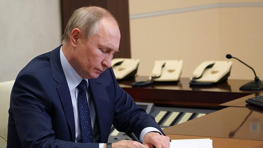 Putin signed decrees recognizing the independence of the LPR and the DPR