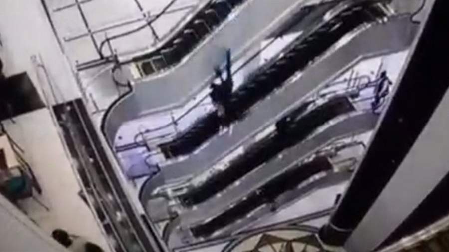 Grandfather and granddaughter fall off escalator in Uzbekistan
