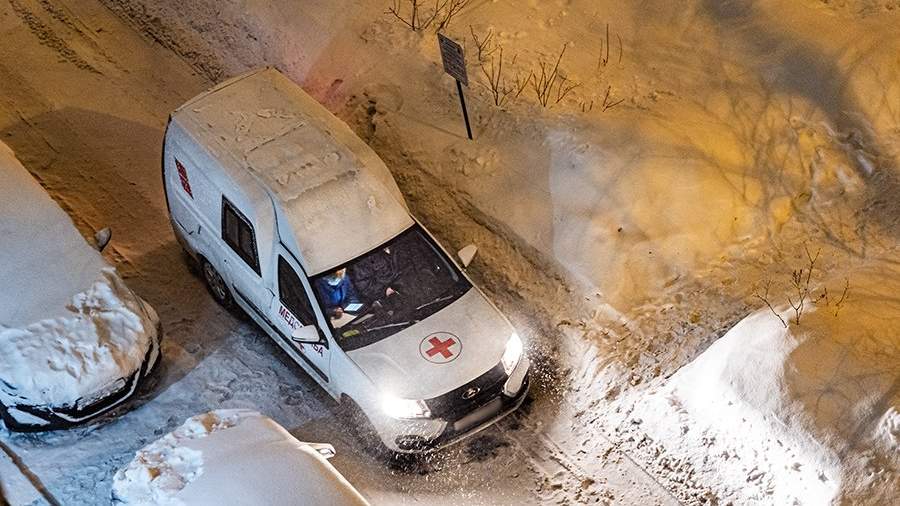 In Saratov, a man was hospitalized after a block of snow fell on him