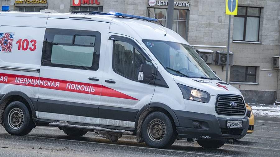 In the center of Moscow, part of the facade of the house fell on the girl’s head