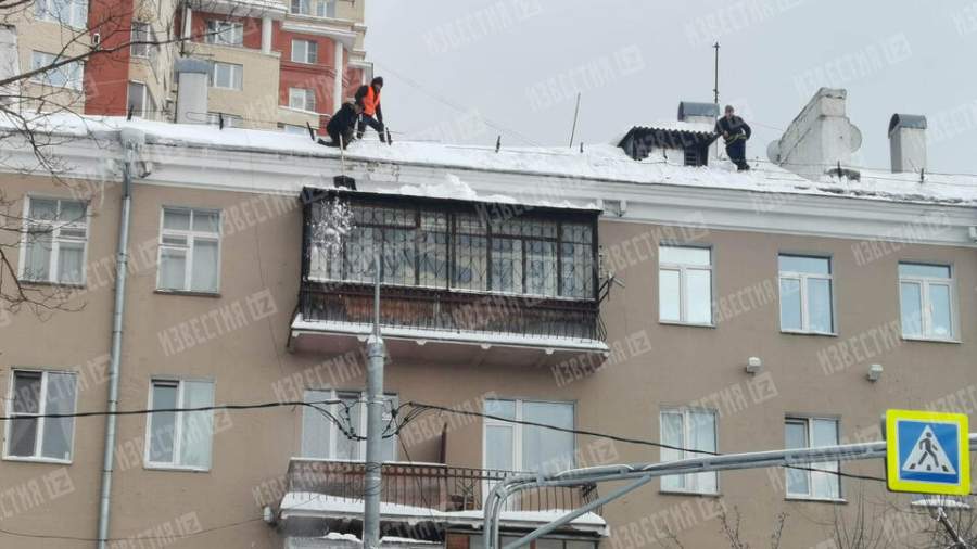 A mother and two children suffered from falling ice in Balashikha