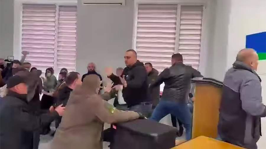Deputies of the Ukrainian city of Rivne got into a fight with local residents