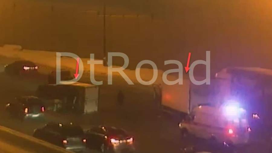 Three lanes on the Moscow Ring Road blocked due to an accident with two cars Three lanes on the Moscow Ring Road blocked due to an accident with two cars