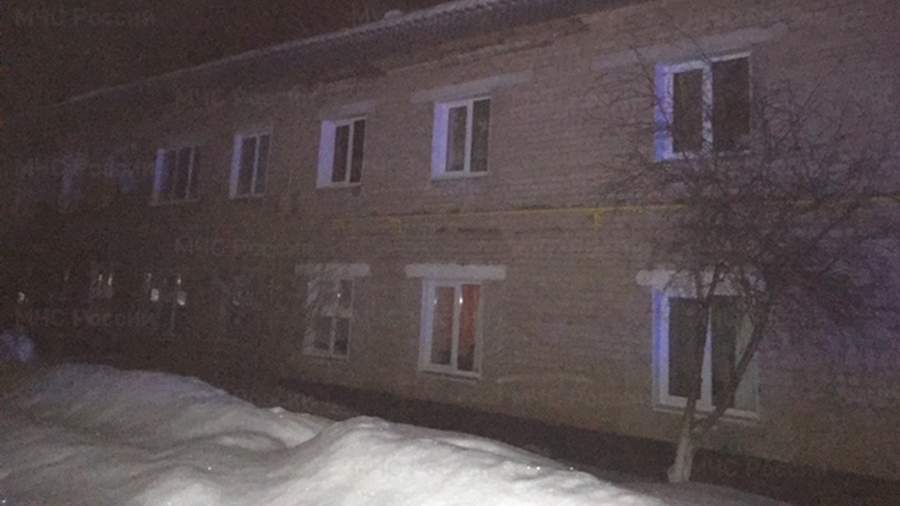 In the Orenburg region, snow from the roof destroyed the window openings of the house