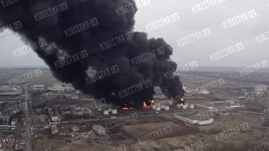 Нефтебаза в орле взрыв сегодня. Пожар на нефтебазе в Белгороде. Белгород Нефтебаза взрыв. Горит Нефтебаза в Белгороде. Брянск сгорела Нефтебаза.