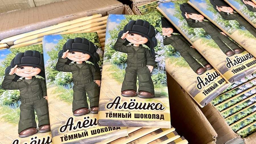 Кондитеры выпустили шоколад «Алешка» в честь встречающего военных мальчика
