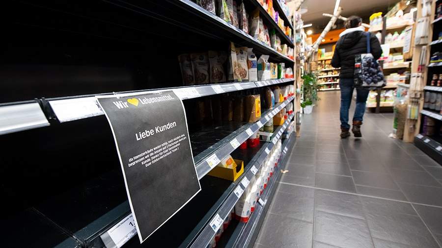 Пустые полки в магазине