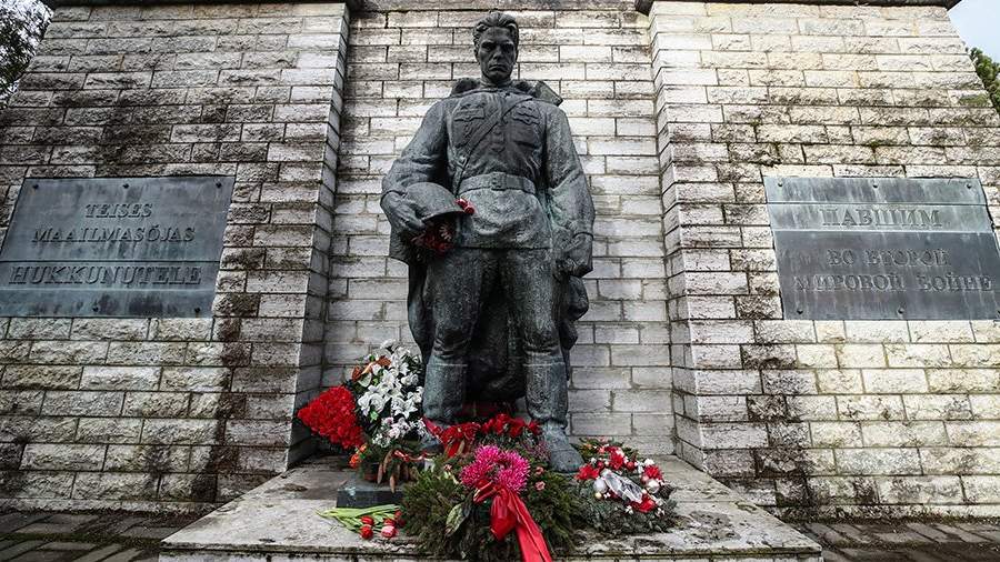 Памятник воину-освободителю («Бронзовый солдат») на Военном кладбище