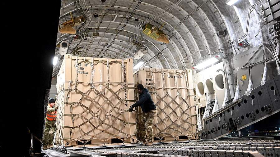 Ящики в грузовом самолете