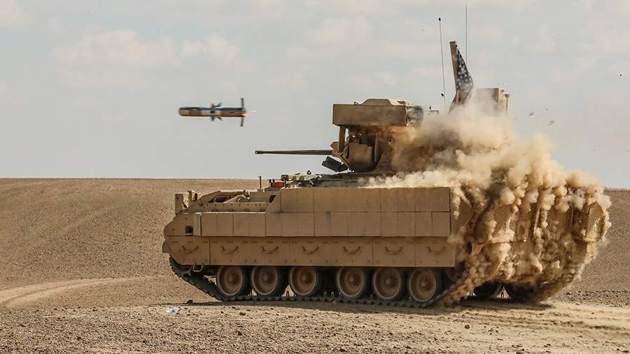 Военные США пускают снаряд из танка