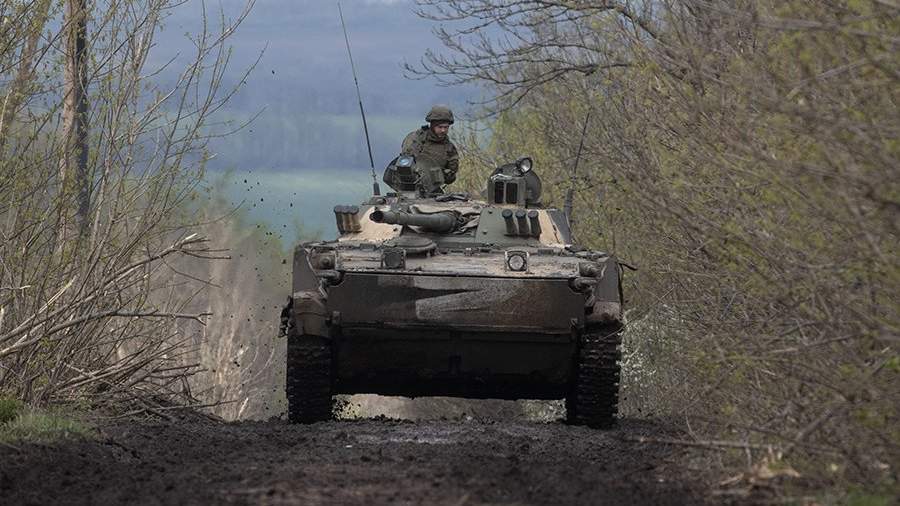 Военнослужащий ВС РФ на боевой машине десанта БМД-3