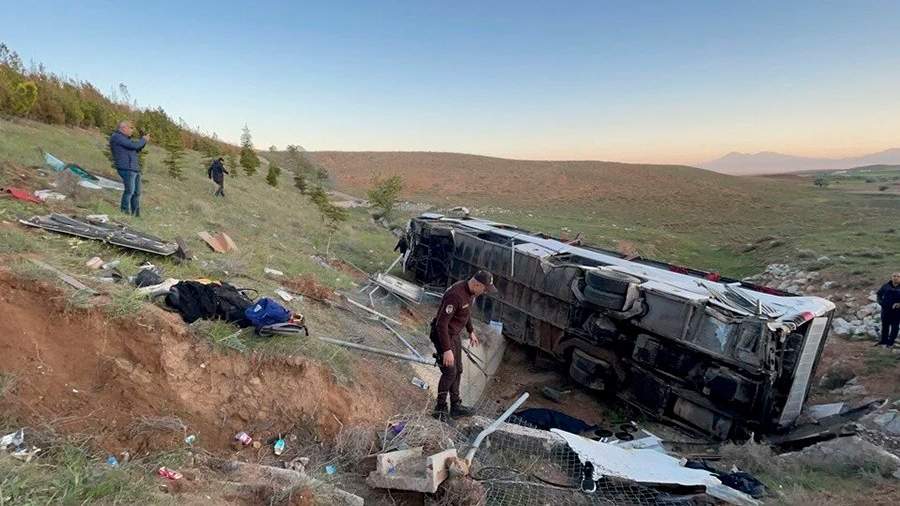 В Турции перевернулся автобус