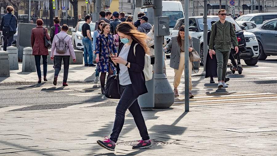 Девушка идет по улицам Москвы