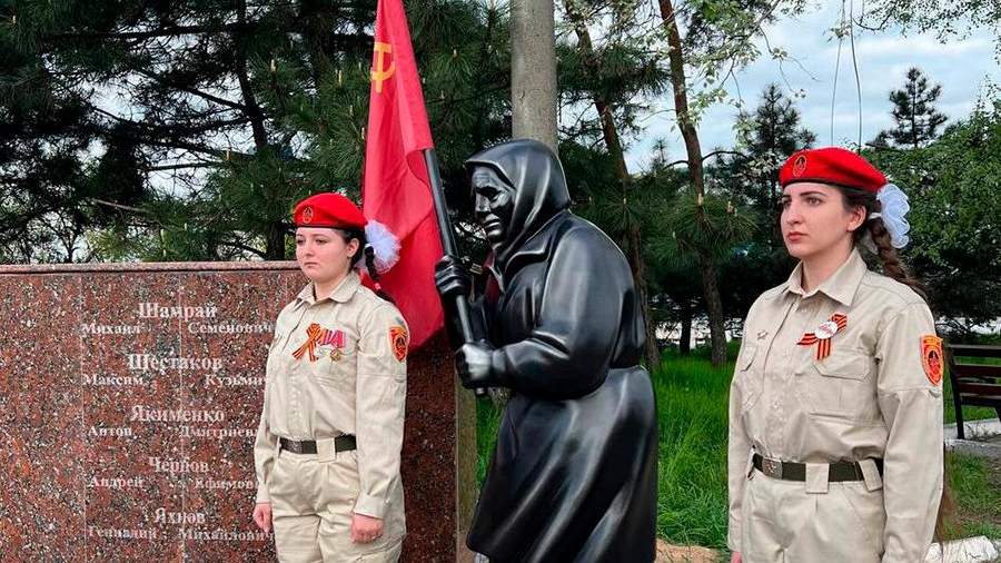 Памятник бабушке со знаменем Победы